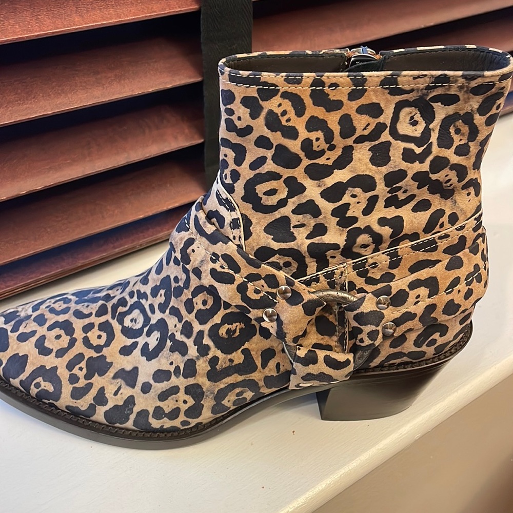 Limited-edition golden goose western boot.